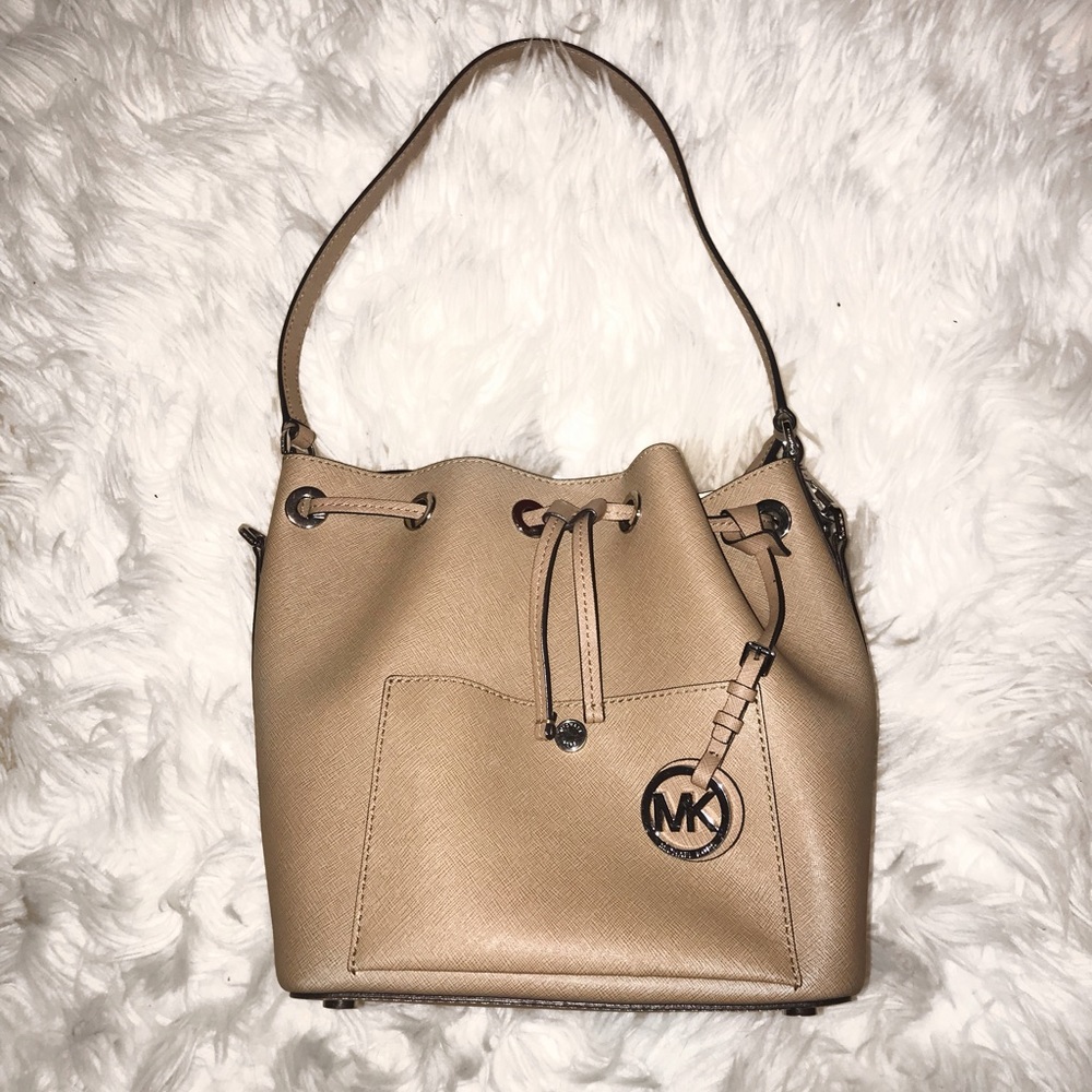 Michael Korse med leather bucket bag - Picture 1 of 3